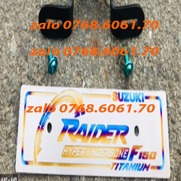 pát gắn bảng tên Raider