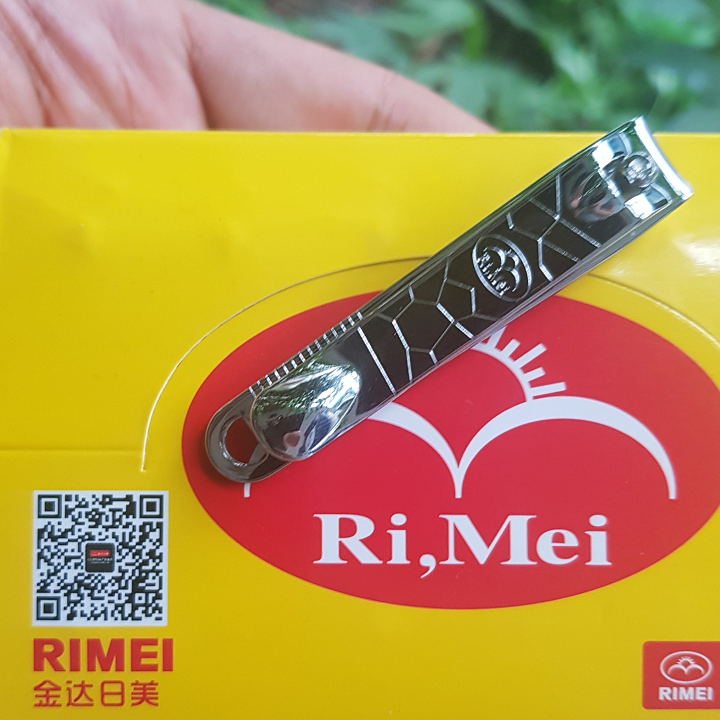 Bấm móng tay ...