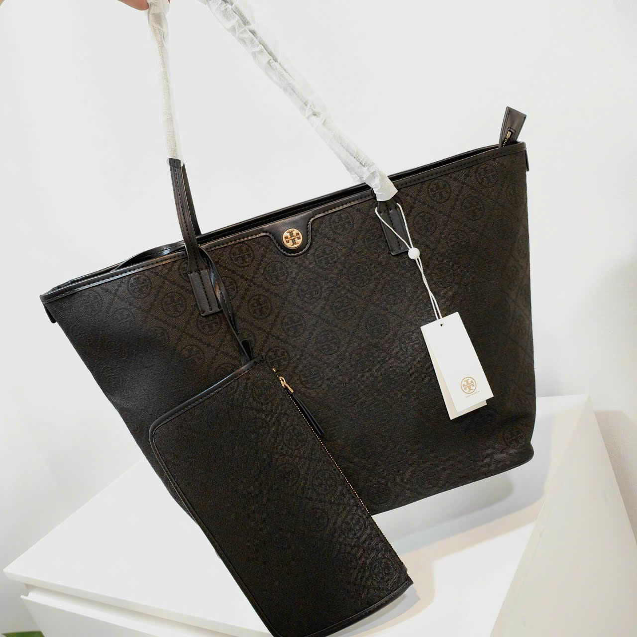 (In stock) TORY BURCH T MONOGRAM TOTE BAG in Black