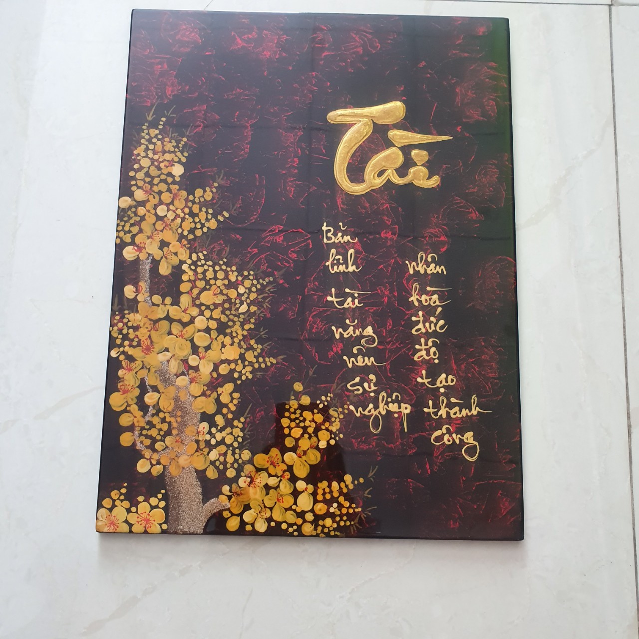 Tranh sơn mài chữ Tài vẽ hoa mai vàng 30x40 cm