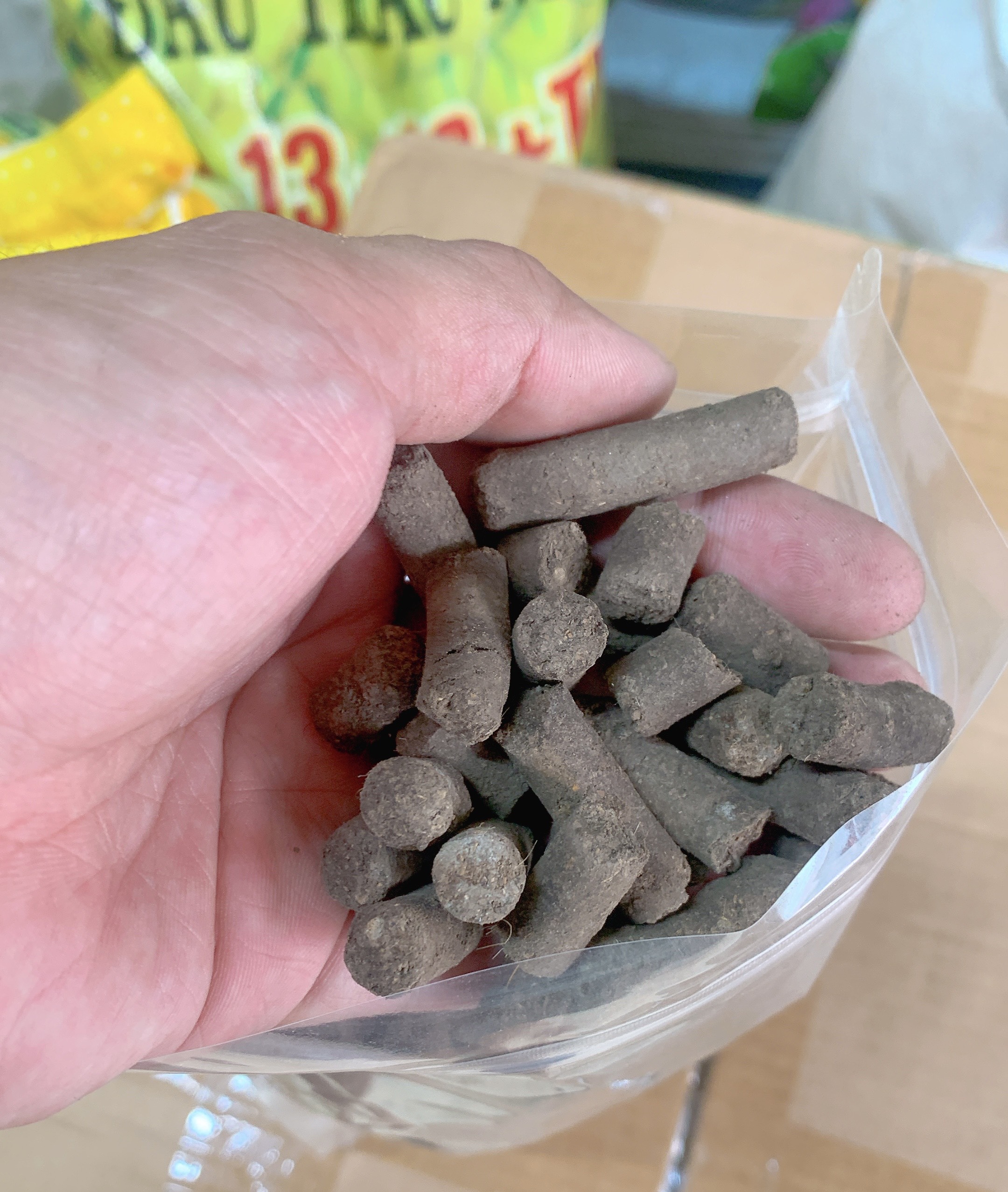 PHÂN BÓN TRÙN QUẾ - TRÙN QUẾ VIÊN NÉN - GÓI 1KG