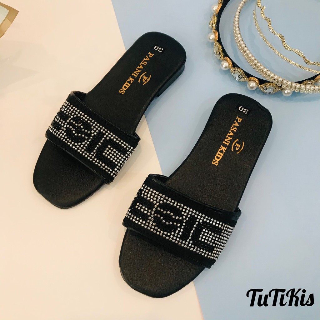 DÉP LÊ TRẺ EM ĐÍNH ĐÁ(XẢ KHO)