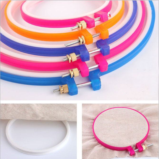 Khung nhựa tròn căng vải thêu tranh chữ thập, tranh ruy băng