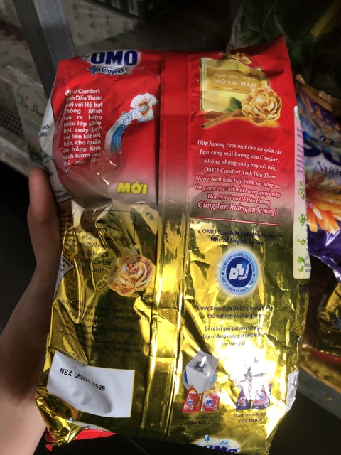 Bột giặt OMO COMFORT tinh dầu thơm tinh tế 720gr