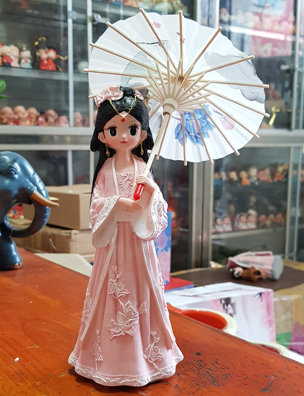 Tượng chibi thiếu nữ cổ trang che ô 3D sinh động 25cm