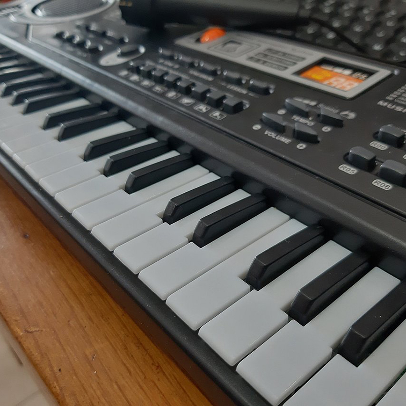 Đàn Piano điện tử 61 phím bấm kèm mic cho Bé