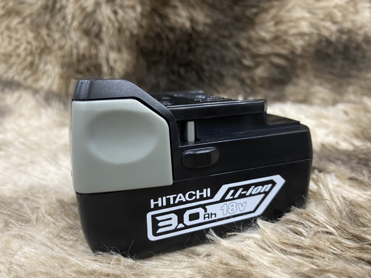 Vỏ pin Hitachi 5S 18V loại 5 cell Li-ion, nhận sạc zin hoặc adapter tùy chọn.