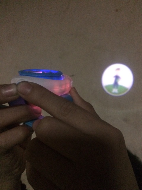 Đồng Hồ Điện Tử Chiếu Hình 3D (Quà Tặng Từ Friso)