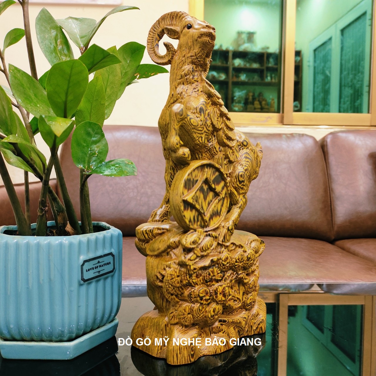 Tượng con dê gỗ mun đuôi công cao 20 cm