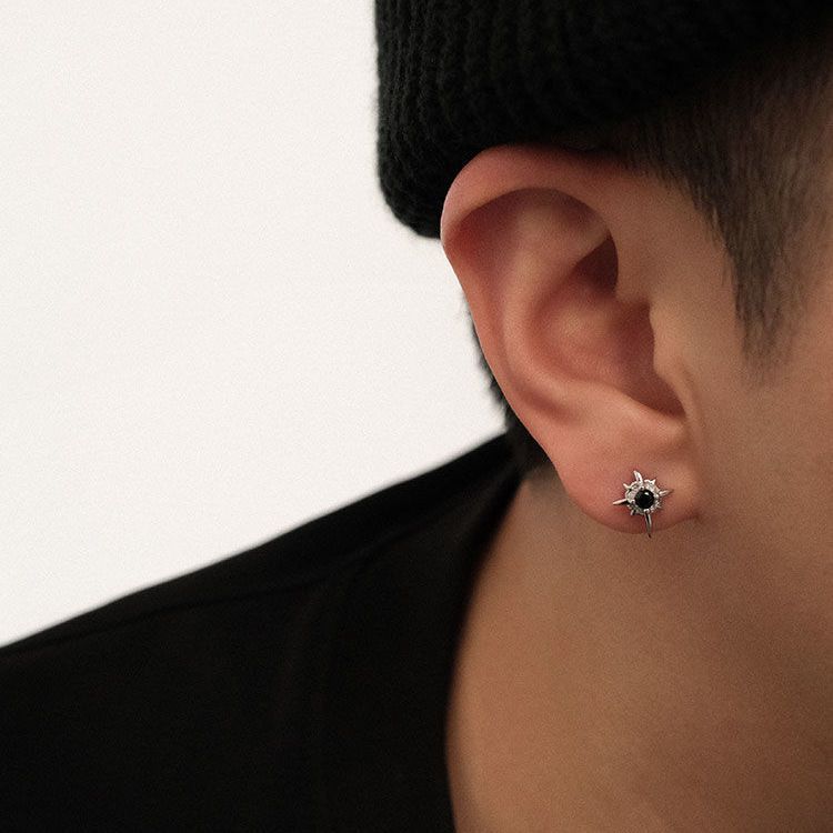 1 chiếc bông tai lấp lánh có 2 màu mạ bạc