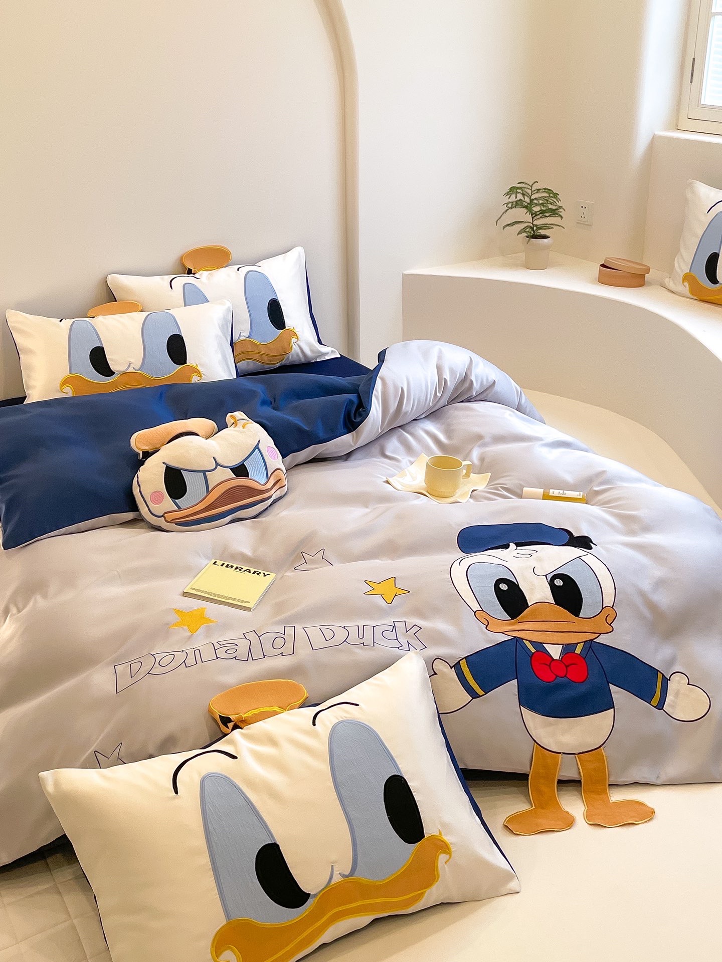 🎀(FREESHIP MAX) SET 5 MÓN VỎ CHĂN GA GỐI PHI LỤA DISNEY VỊT DONALD TẶNG GỐI TRANG TRÍ