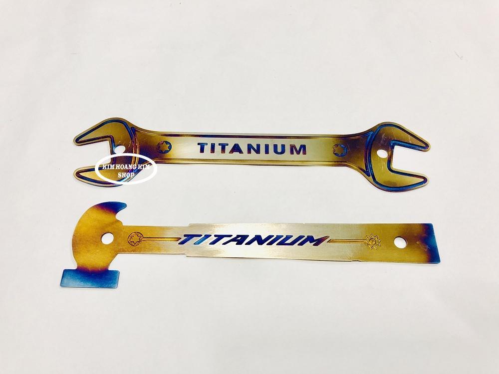 Bảng Tên Titan GR5 Hình Khóa,Hình Búa gắn mọi loại xe máy (100% titan)