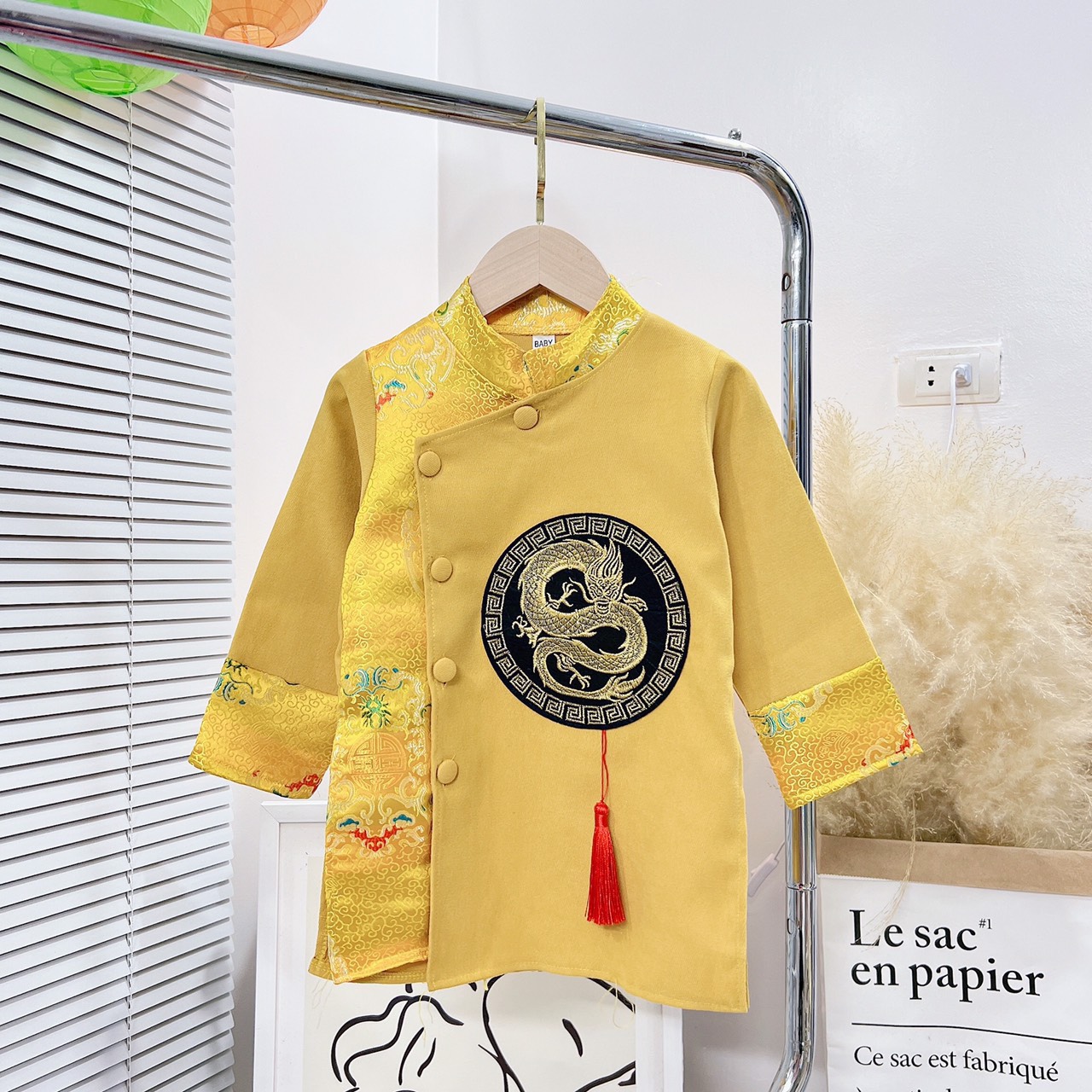 Áo dài cách tân cho bé trai thêu hình rồng kèm khánh