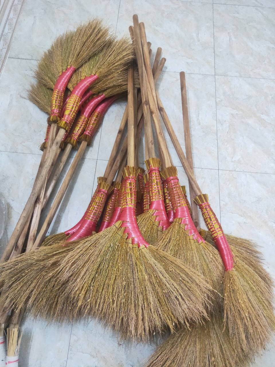 Chổi rơm quét nhà cán gỗ dài 140 cm