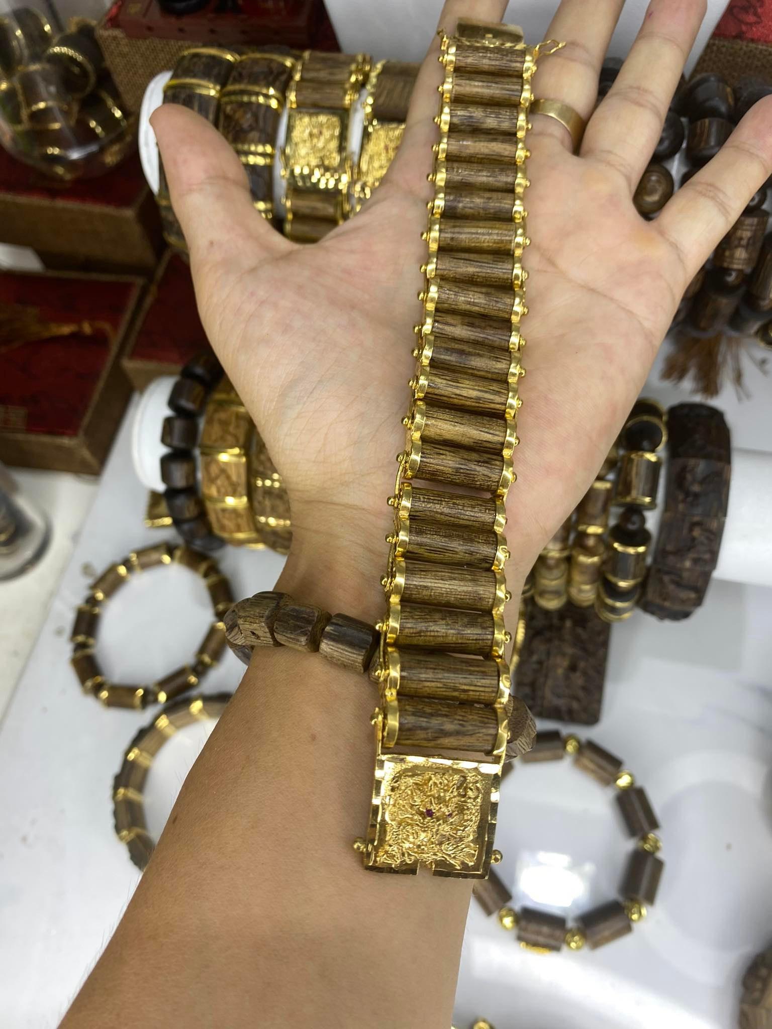 Lắc tay trầm hương tốc tự nhiên.