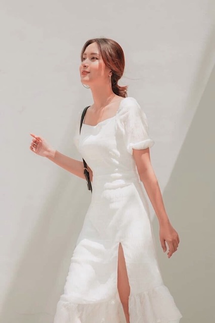 Đầm trắng đuôi cá xẻ tà