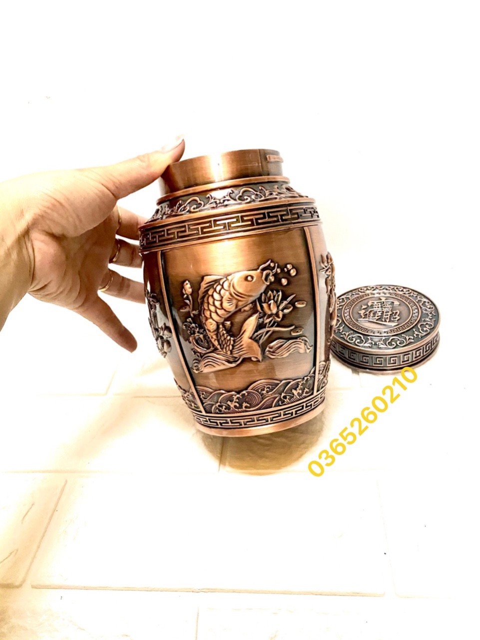 HỘP ĐỰNG CHÈ MÀU ĐỎ CÁ CHÉP CHẤT LIỆU BẰNG ĐỒNG