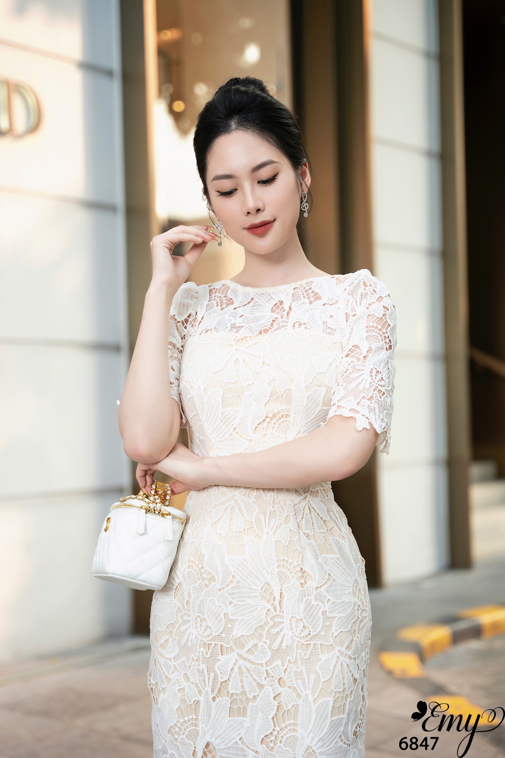 Đầm EMY EM6847 Body Ren Nền Kem
