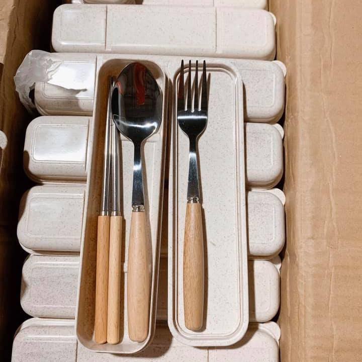 Bộ thìa ,đũa ,dĩa inox 304 Tặng kèm hộp đựng lúa mạch- Bộ Thìa Đũa Muỗng Inox Cán Gỗ Sồi, Tặng Kèm Hộp Đựng Lúa Mạch Bảo Vệ Môi Trường, Bộ Thìa Đũa Văn Phòng, Thiết Kế Nhỏ Gọn, Dễ Dàng Mang Theo