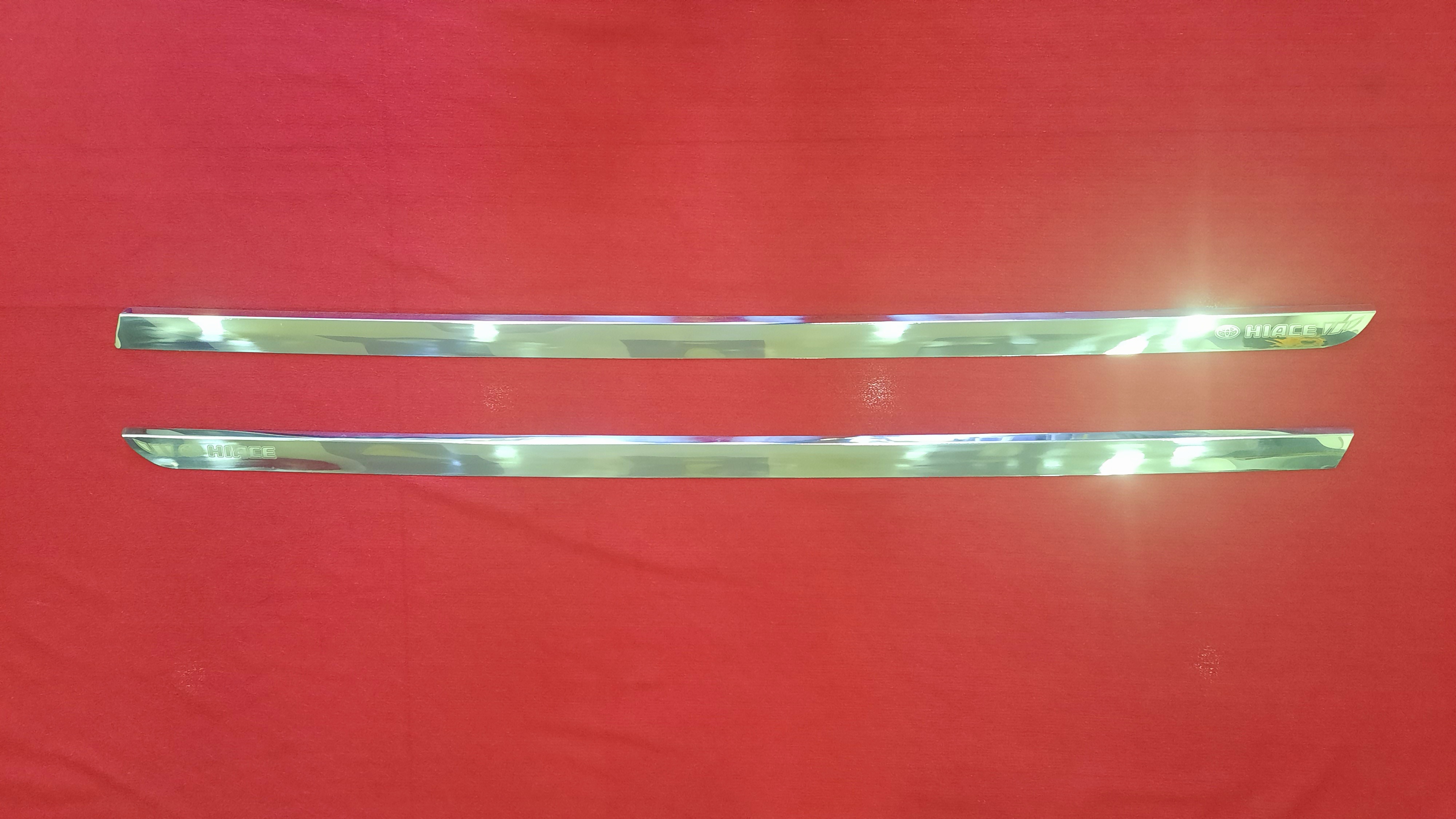 Viền inox chân kính toyota hiace 2005-2019