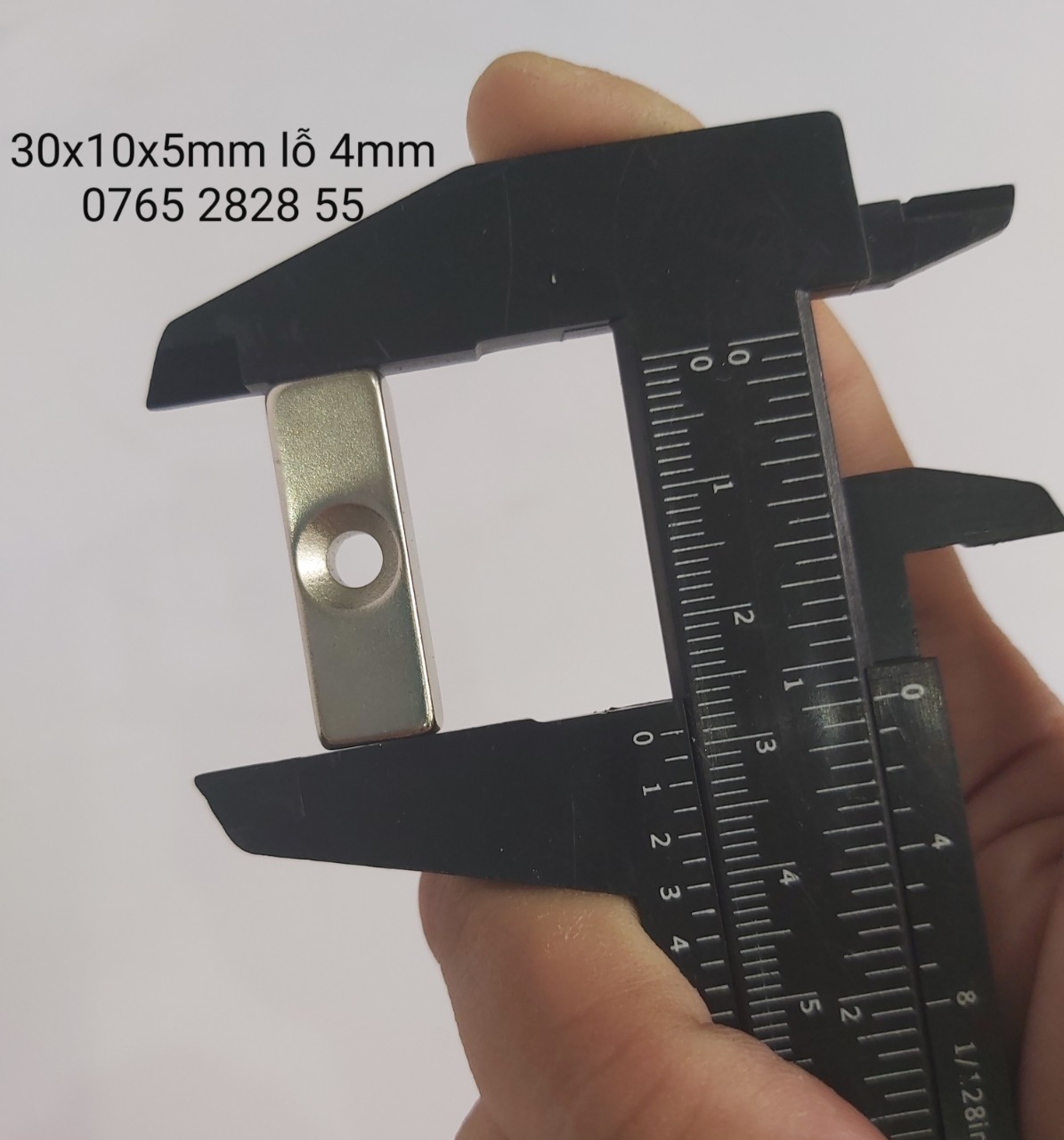 Nam châm 30x10x5mm lỗ 4mm