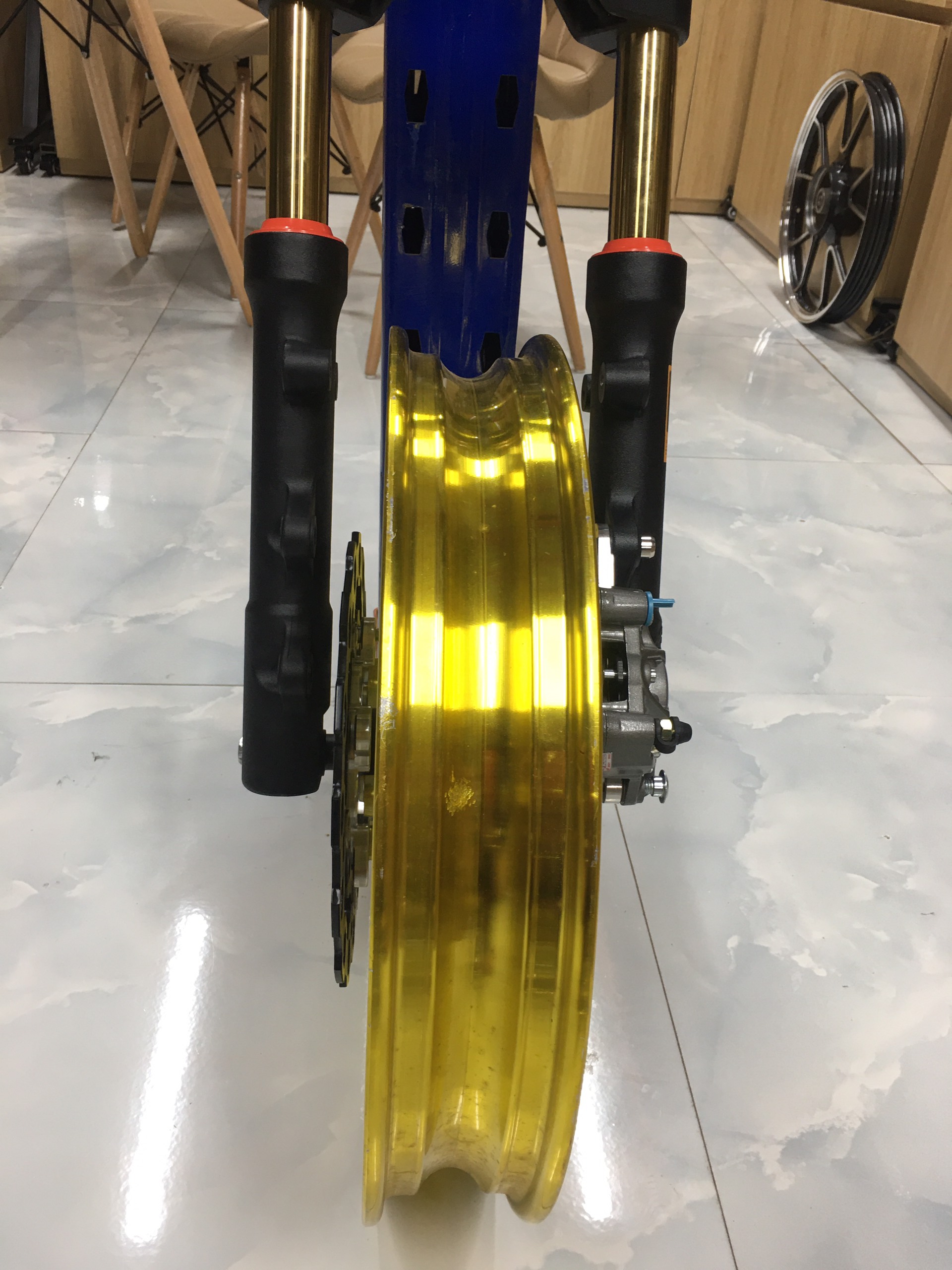 PHUỘC TRƯỚC 2 ĐĨA (x-MVR1 FORGED) CHO EXCITER 150 (MÀU ĐEN TY VÀNG) (ĐÃ GỒM CHẢNG BA CNC)
