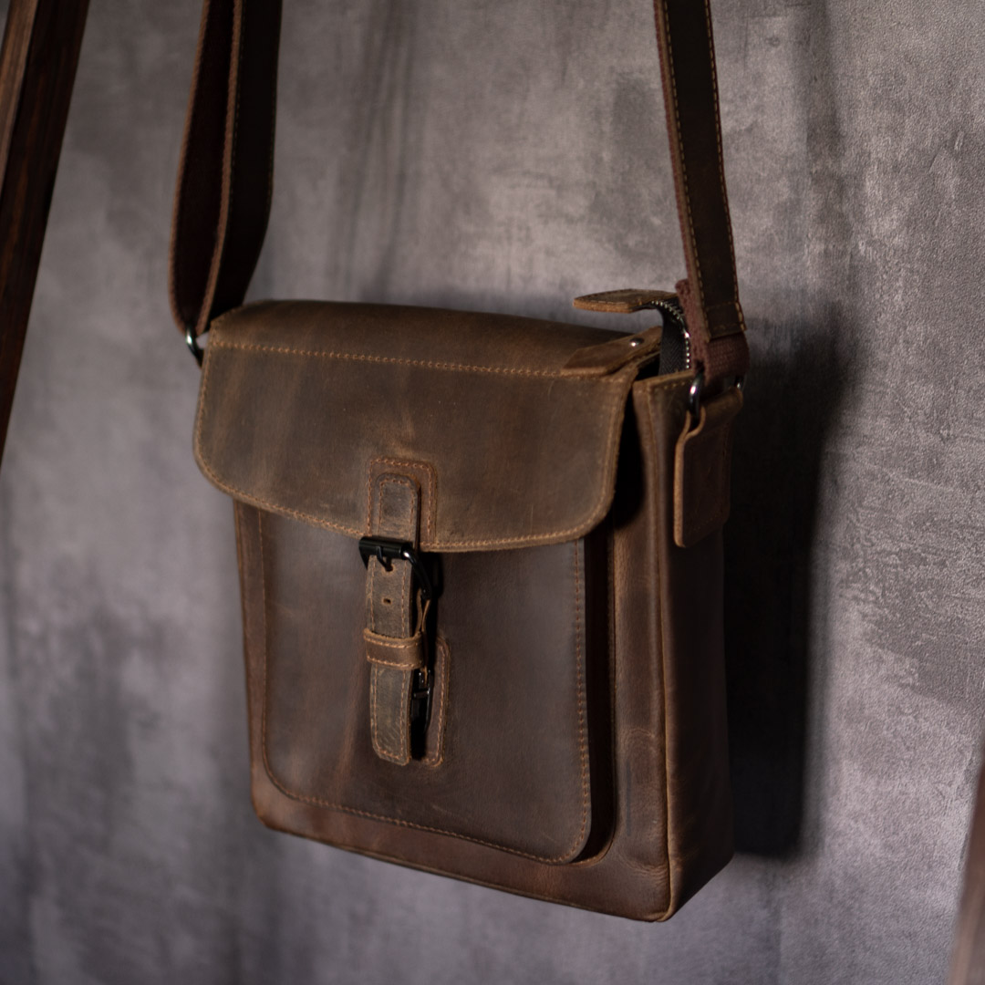 Túi đeo chéo da bò nam cao cấp | Messenger bag basic 10.5in | Manuk leather (Túi da Ipad)