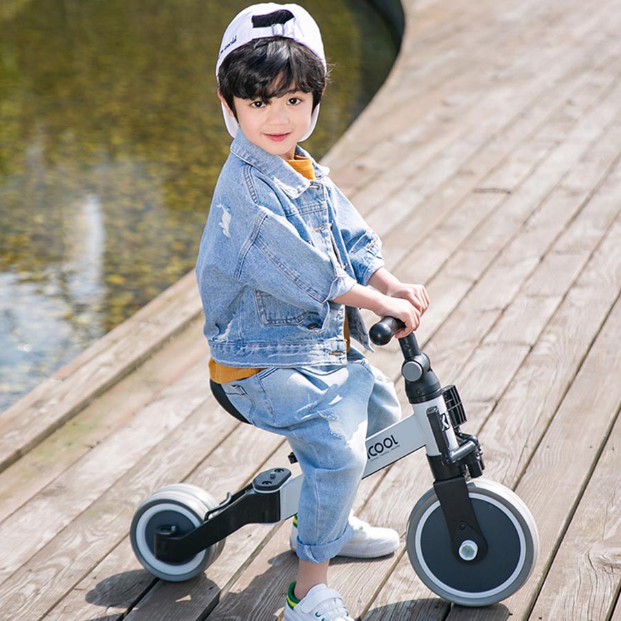 Xe chòi chân 4 bánh tự cân bằng cho bé