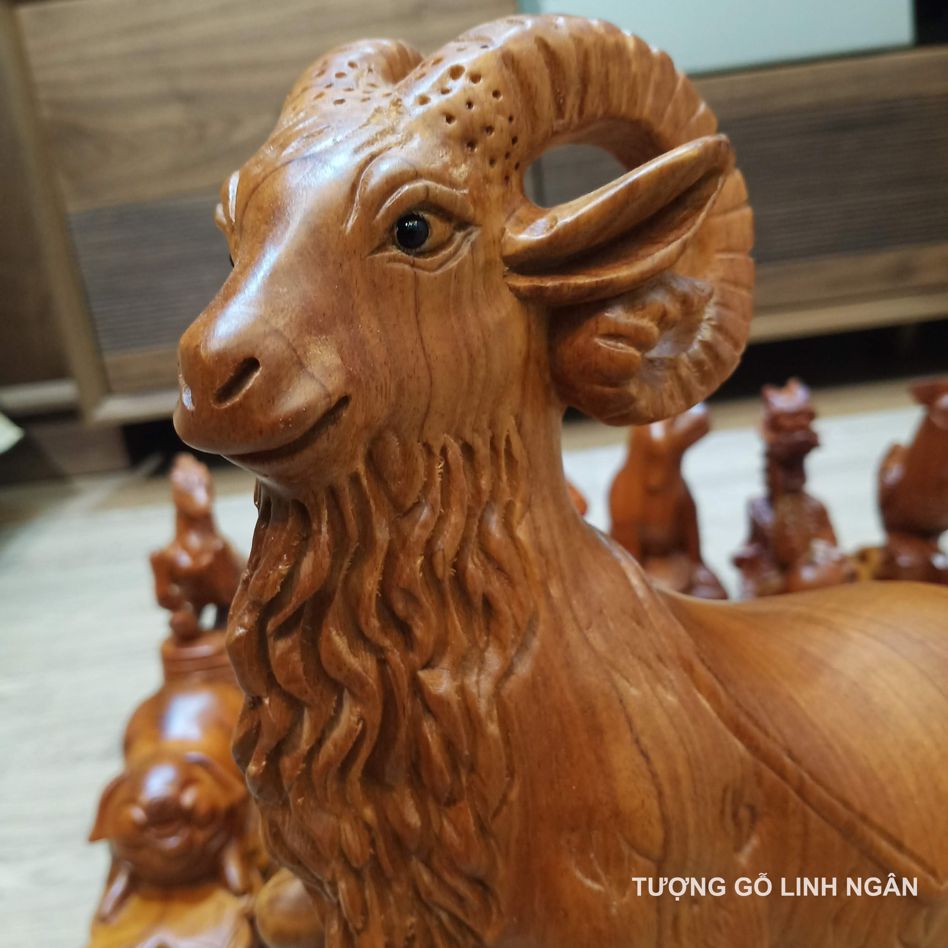Tượng Dê gỗ hương cao 40 cm