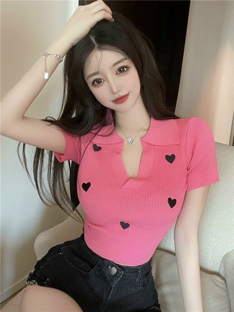 Áo croptop gân cổ bẻ xẻ V hình tim