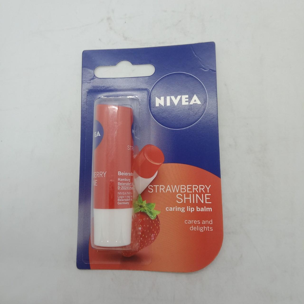 Son dưỡng ẩm MÔI NIVEA sắc đỏ dâu tây 4,8g