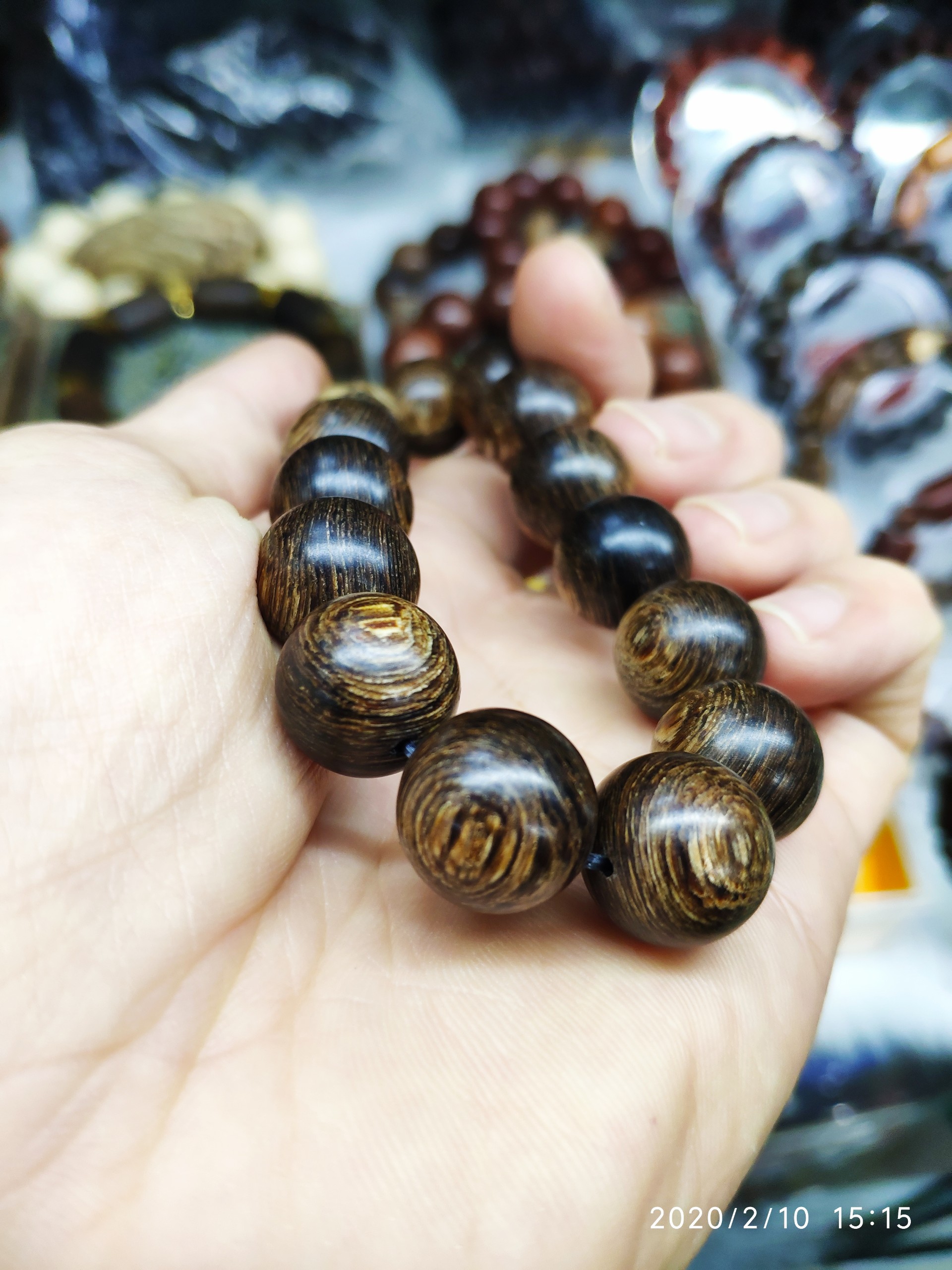 vòng gỗ trầm hương sánh chìm