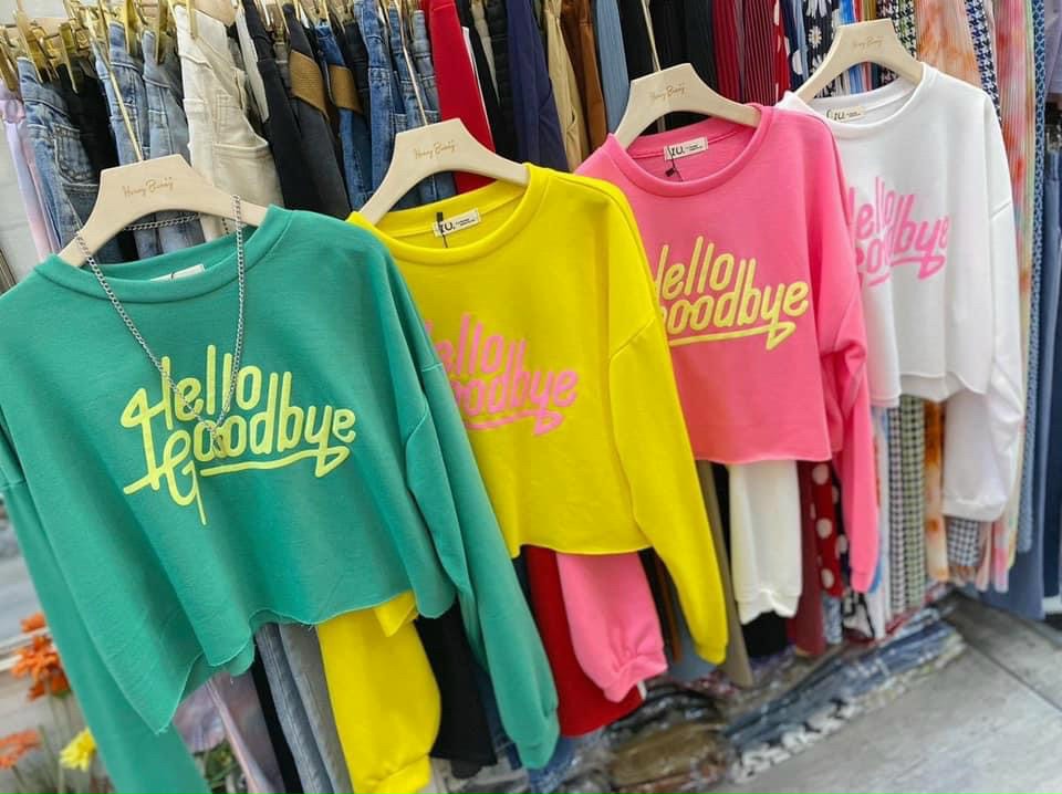 Áo croptop in chữ nổi