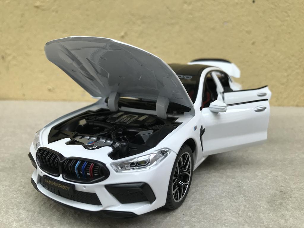 Mô hình xe ô tô BMW M800i 2023 1:24