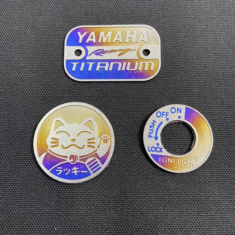 [HCM][HÀNG YAMAHA] TEM TITAN NẮP BÌNH DẦUTEM TITAN DÁN Ổ KHÓATEM LOGO MÈO LỚN TRANG TRÍ DÒNG XE SIRIUS (CHẤT LIỆU TITAN 100%)