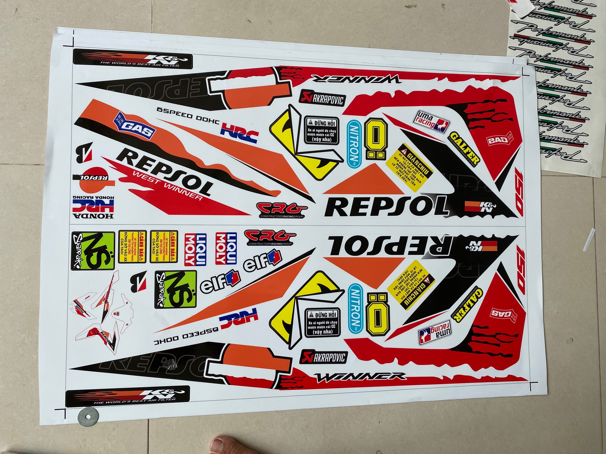 Tem rời winner Repsol dán xe trắng