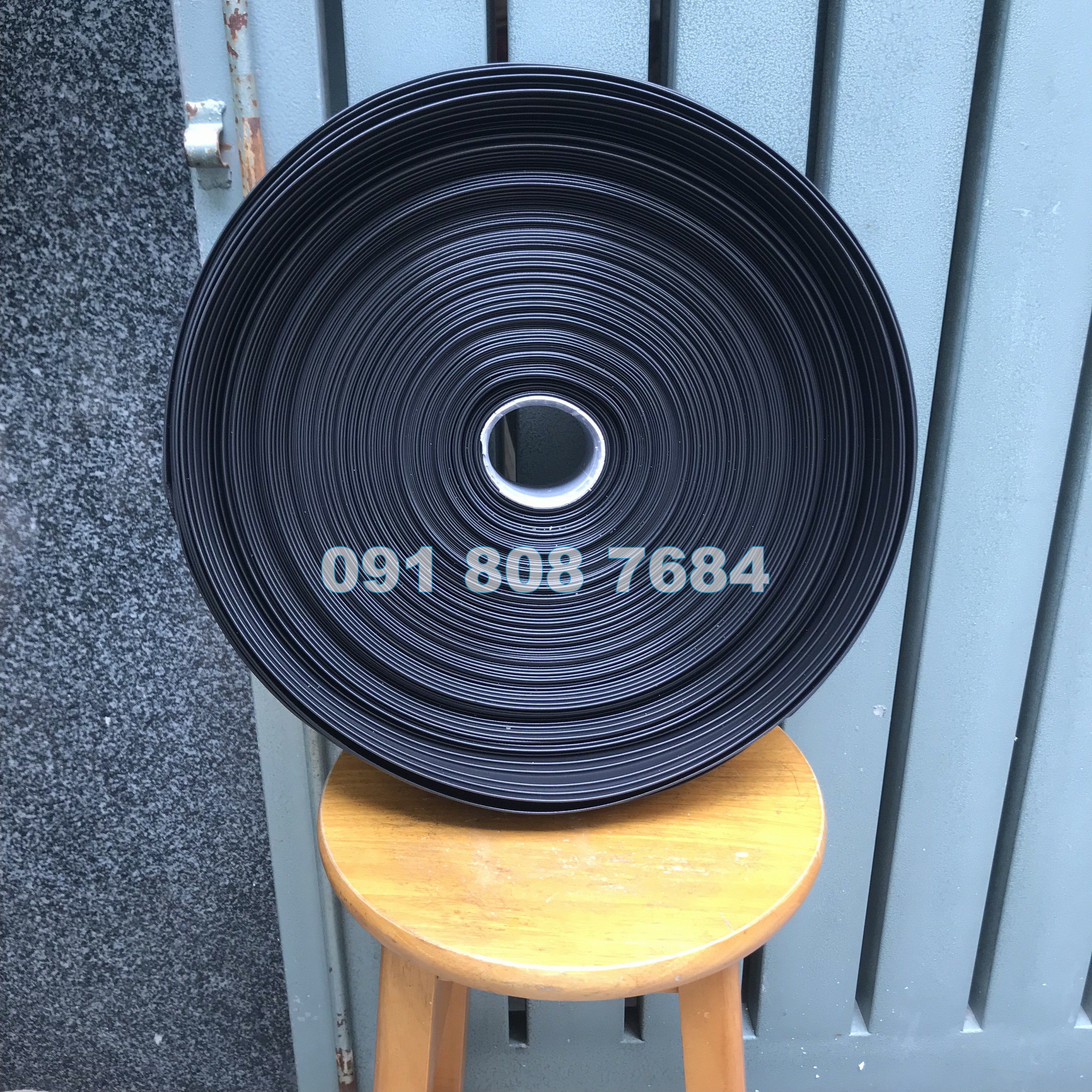 ỐNG TƯỚI DẸP PHUN MƯA PHI 42MM, CHIỀU DÀI 100M (ỐNG AVA ĐỤC 3 LỖ)