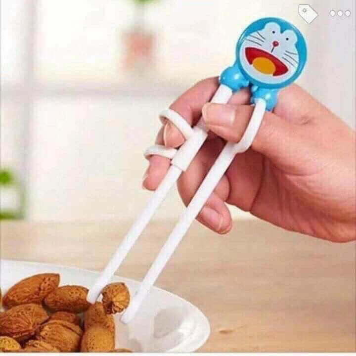 Đũa ăn dặm cho bé hình doremon