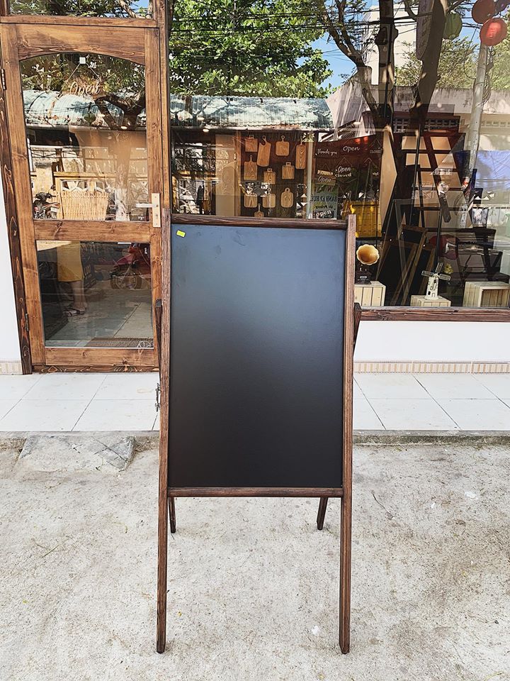 Bảng gỗ viết phấn 1 mặt 4 chân mã 02 LUXI Decor