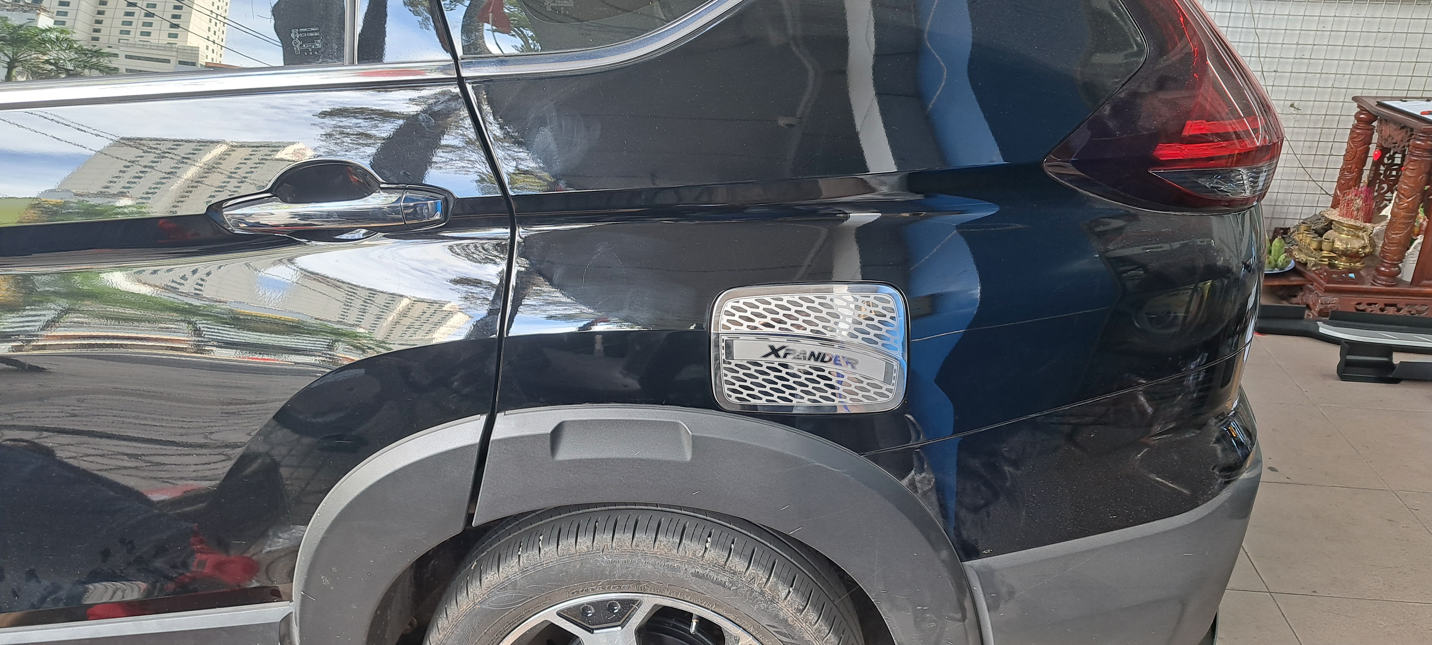 Ốp INOX nắp bình xăng MITSUBISHI Xpander