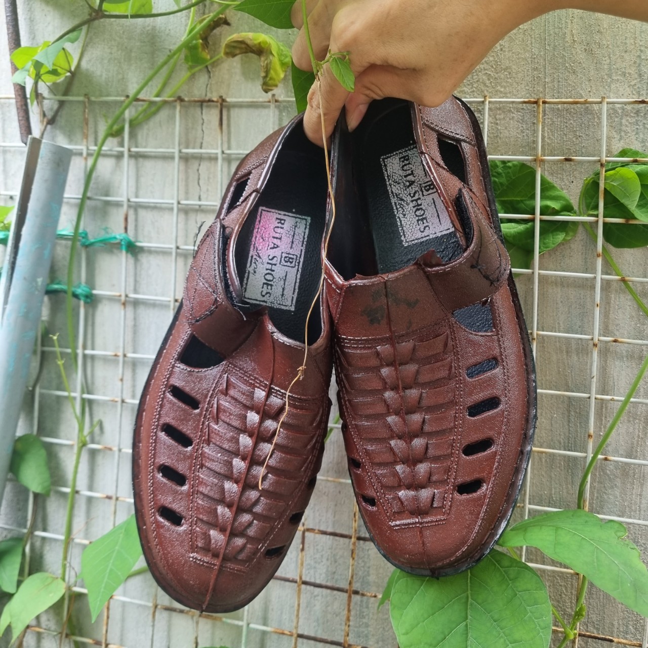 Men's Plastic Rain Shoes Are Breathable