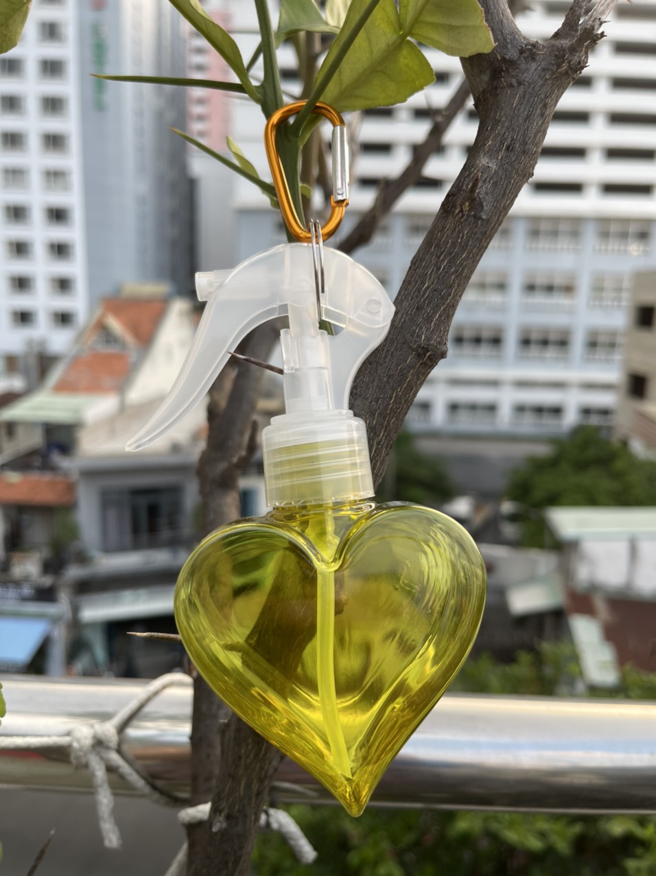 Bình xịt trái tim đựng nước, cồn kèm móc khoá!