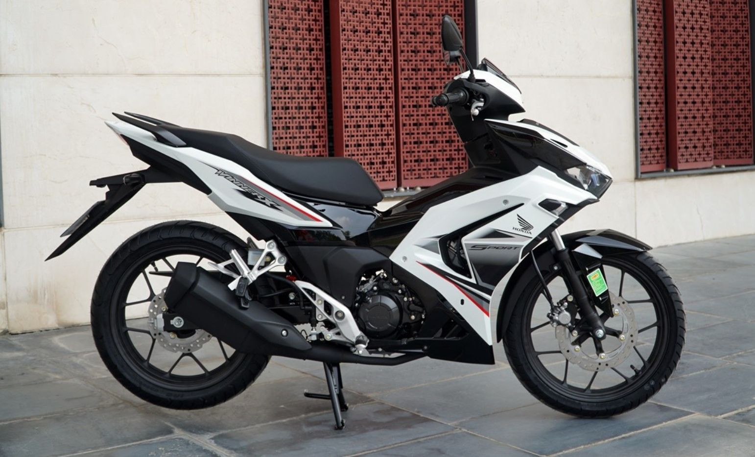tem rời winner X bặc trắng chỉ đỏ dán xe trắng