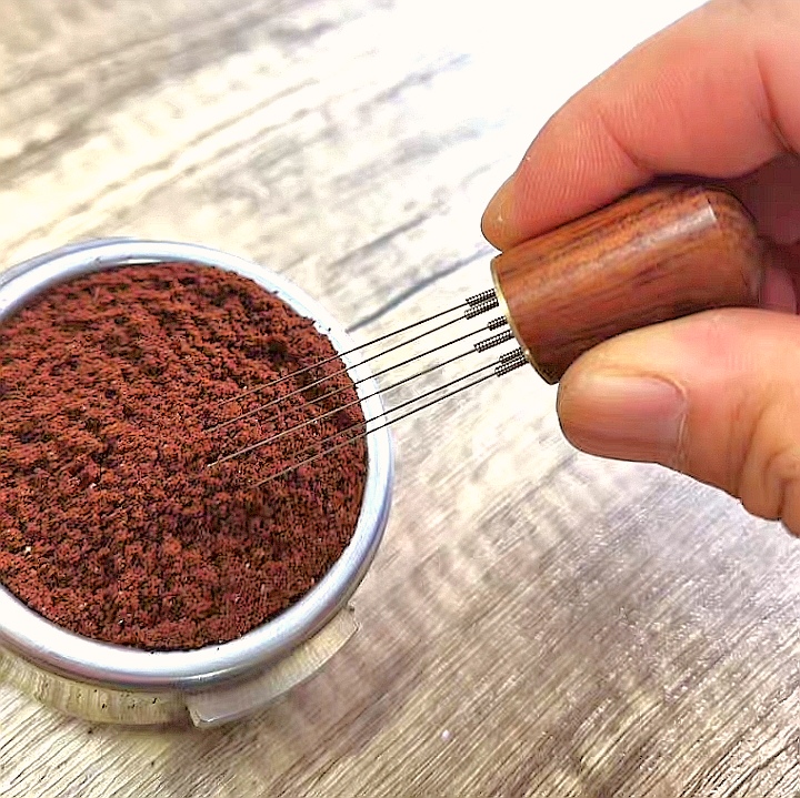 Dụng cụ đánh tơi bột cà phê - que 6 kim đánh tơi bột cà phê