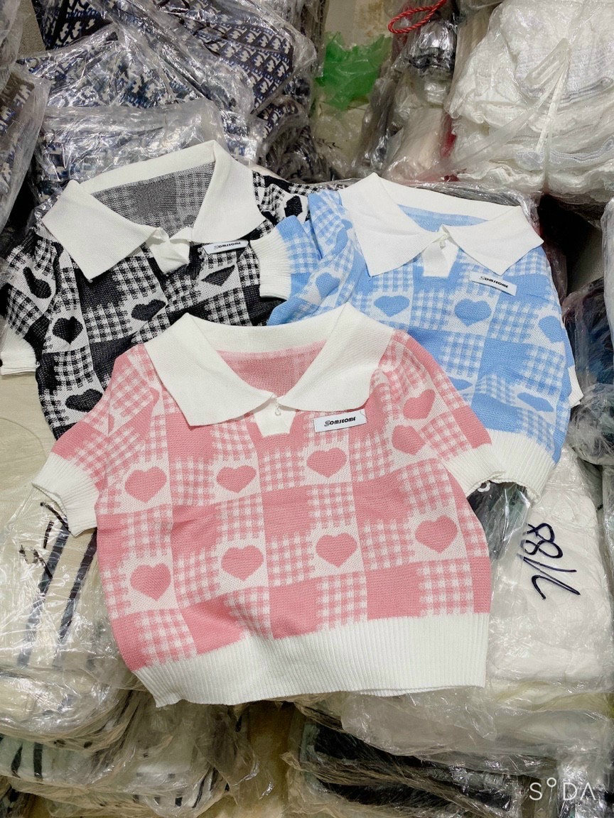 Áo len croptop sọc caro tim cổ bẻ