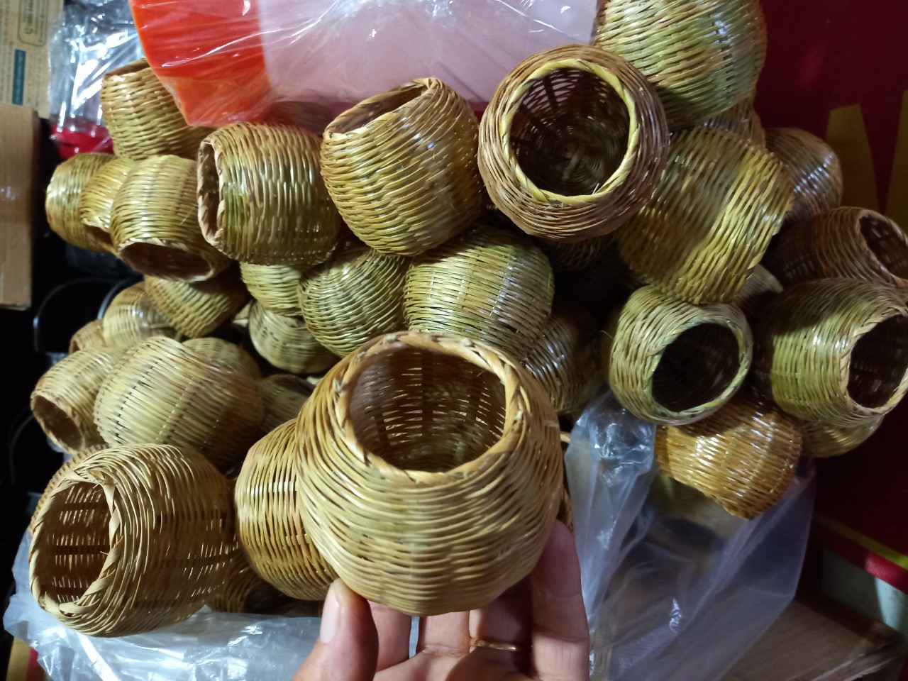 Cóng tre đựng lúa cho chim cu gáy