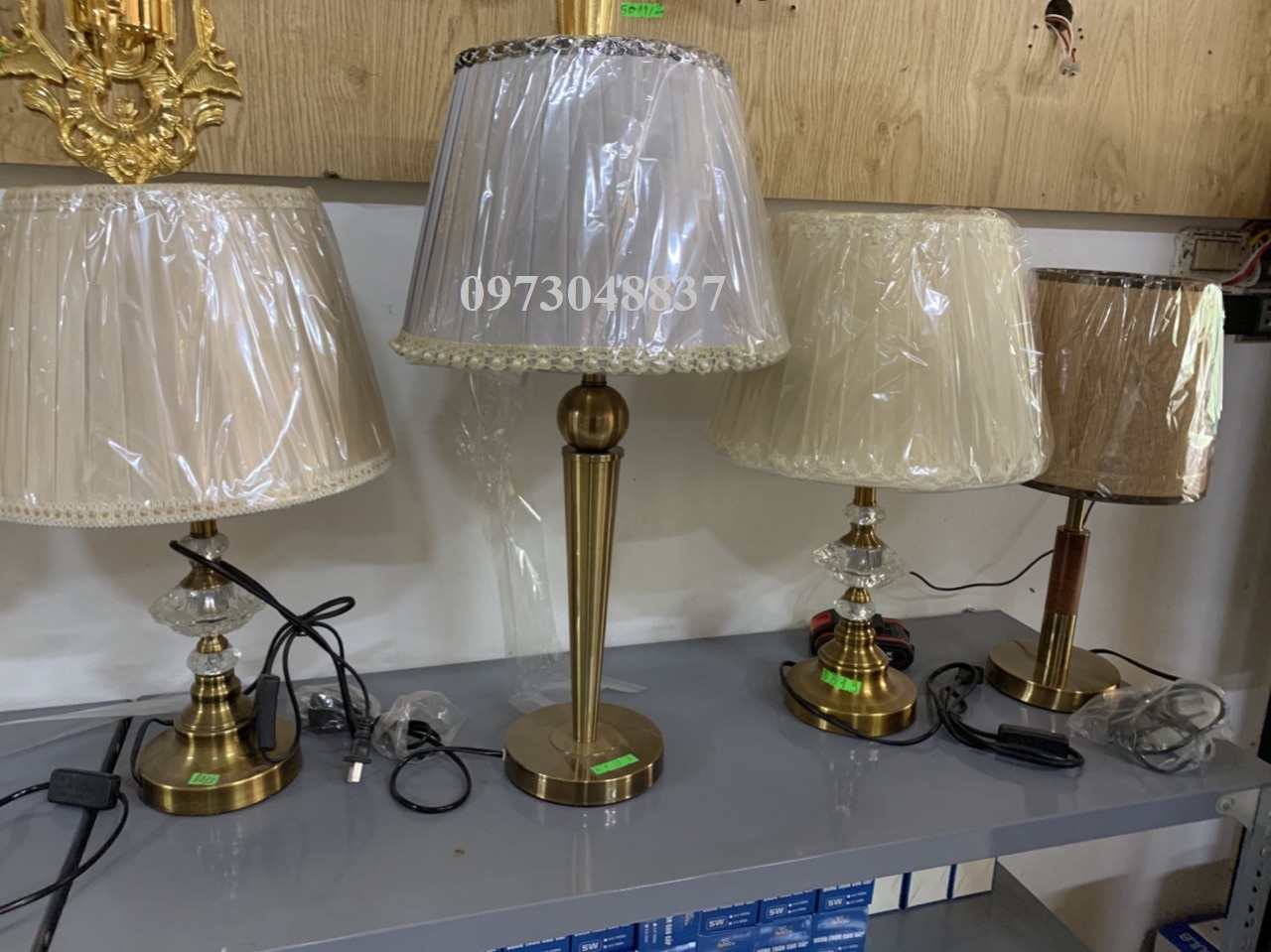 Đèn bàn - Đèn ngủ để bàn đế đồng  tặng kèm bóng LED