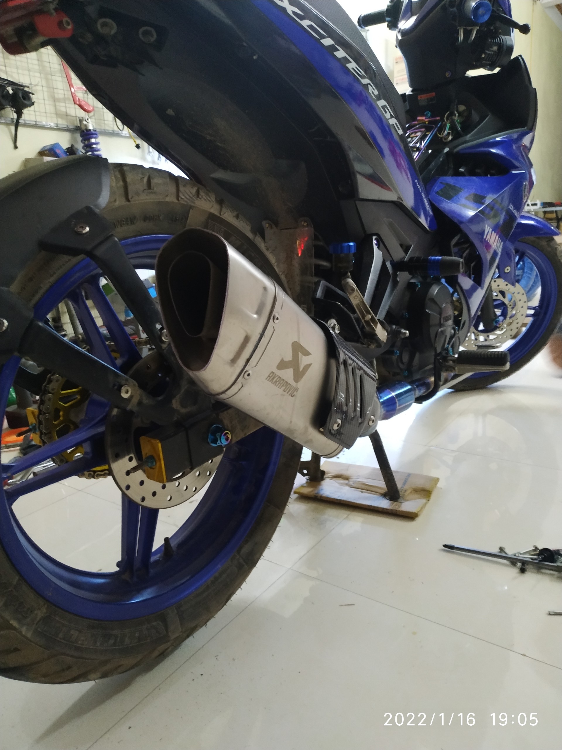 pô akrapovic r1 tem khắc
