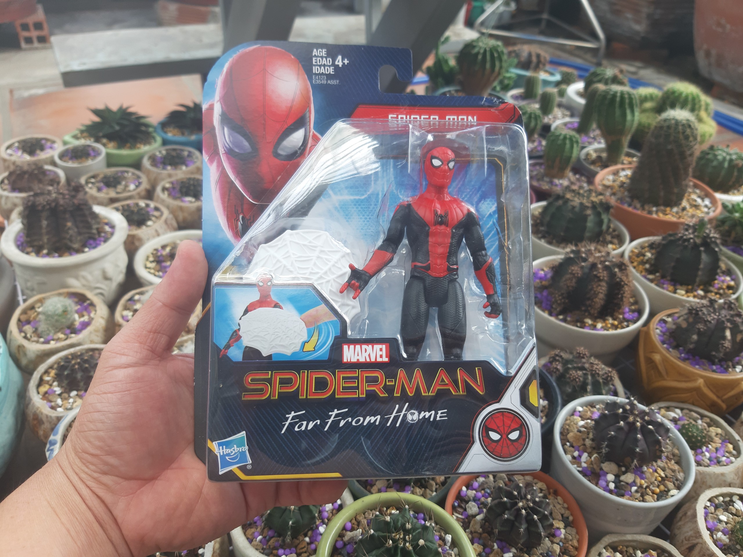 Mô hình nhân vật Spider man cao 14cm (Marvel) màu đỏ của hãng Hasbro - Nhân vật bằng nhựa và nguyên hộp như hình.