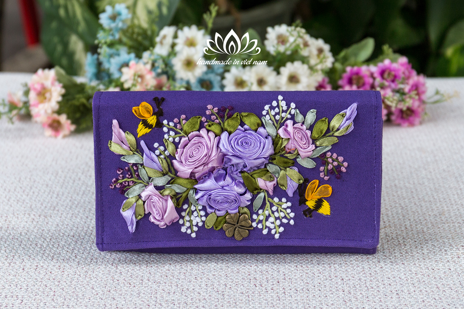 Ví gập vải canvas thêu ruy băng độc lạ